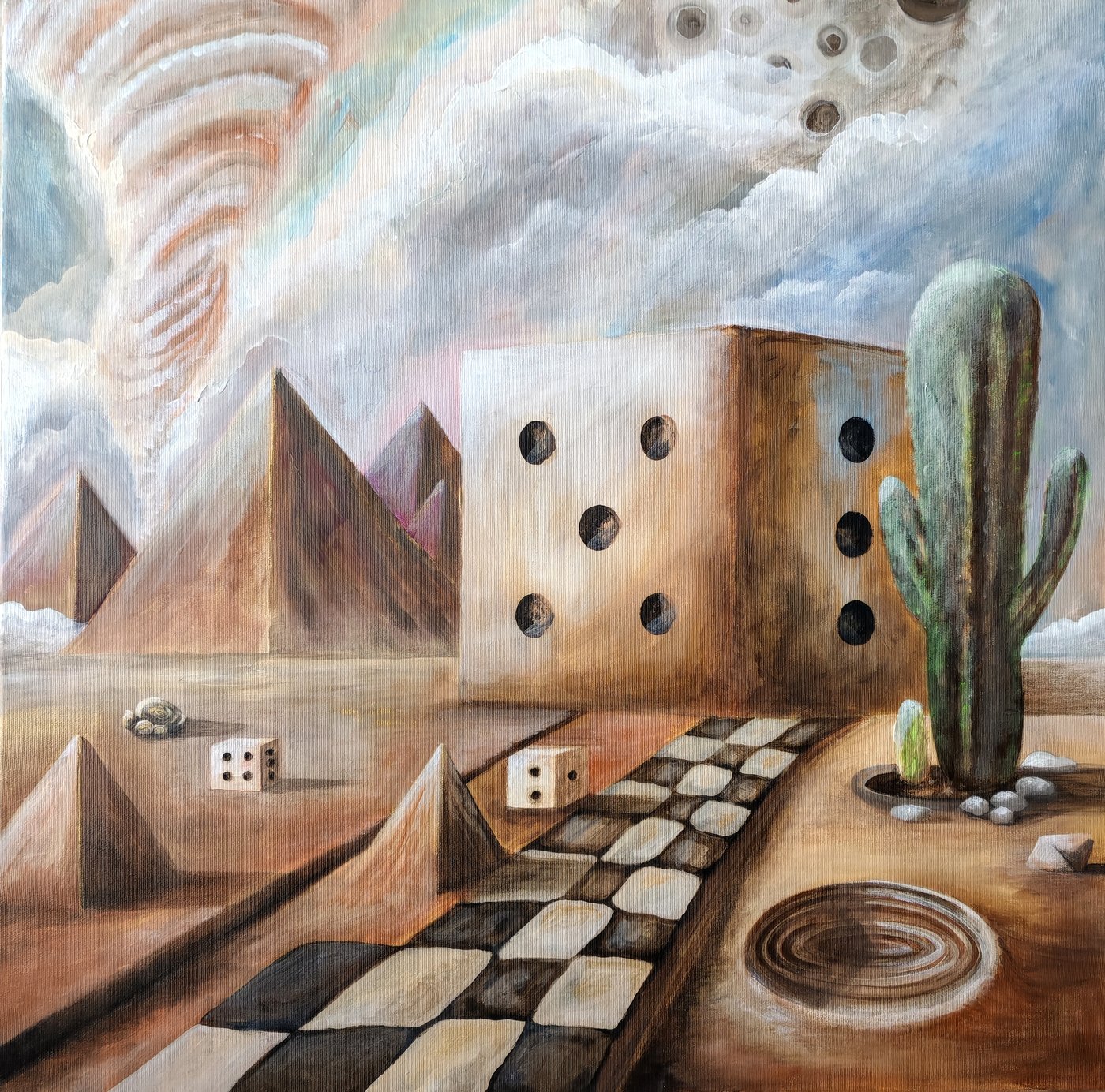 The Game of Fate, nadrealistički pustinjski pejzaž sa ogromnim kockama, šahovskom stazom, piramidama i kaktusom.